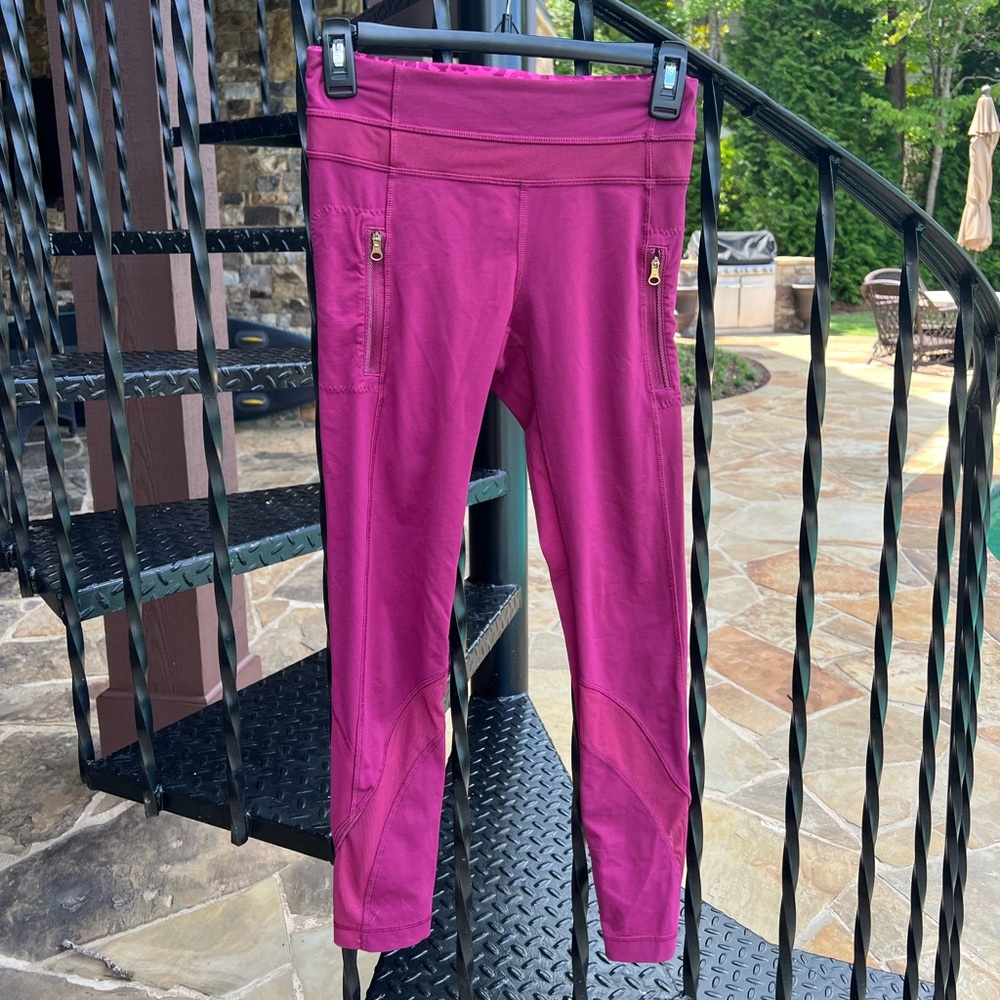 LULULEMON size 4 leggings with zipper pockets!